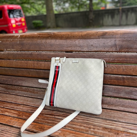 💯 Authentic GUCCI
White GG Coated Canvas Flat Messenger Bag Nautical ⚓️ - Picture 8 of 17